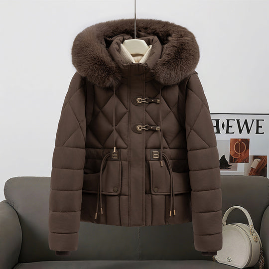 Damen nan kurze gesteppte Kapuzenjacke mit voluminösem Webpelzbesatz, Kordelzugtaillierung und Pattentaschen Nord Taschen