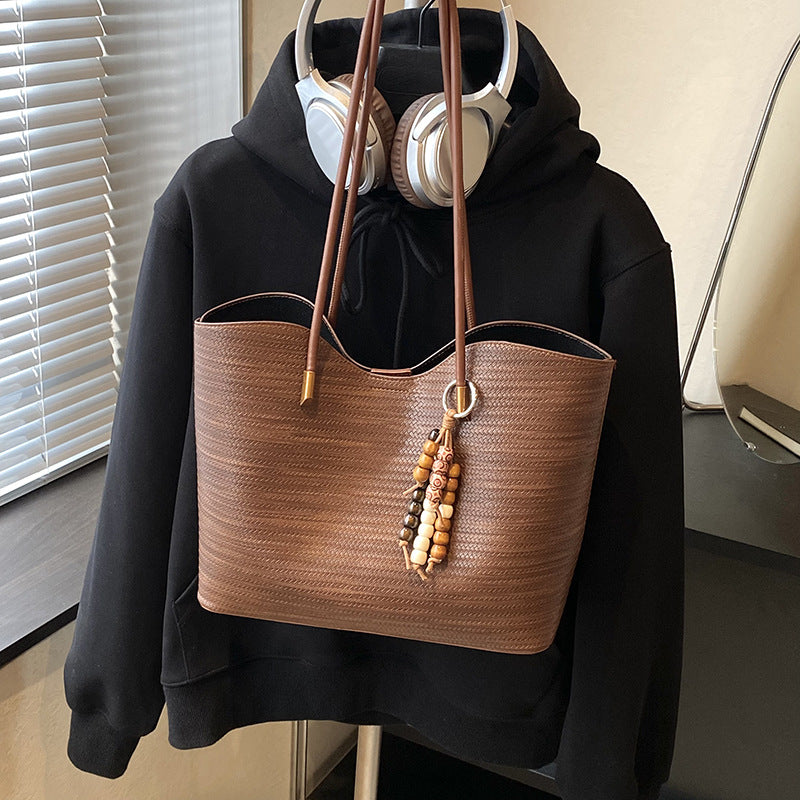 Damen moderne Shopper-Tasche mit originellem Anhänger Nord Taschen