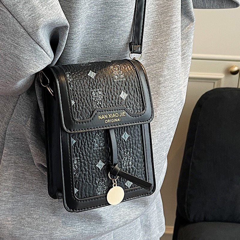 Damen Umhängetasche mit strukturiertem Design und dekorativen Details Nord Taschen