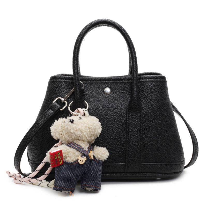 Damenhandtasche mit verspieltem Design und charmantem Plüschanhänger Nord Taschen