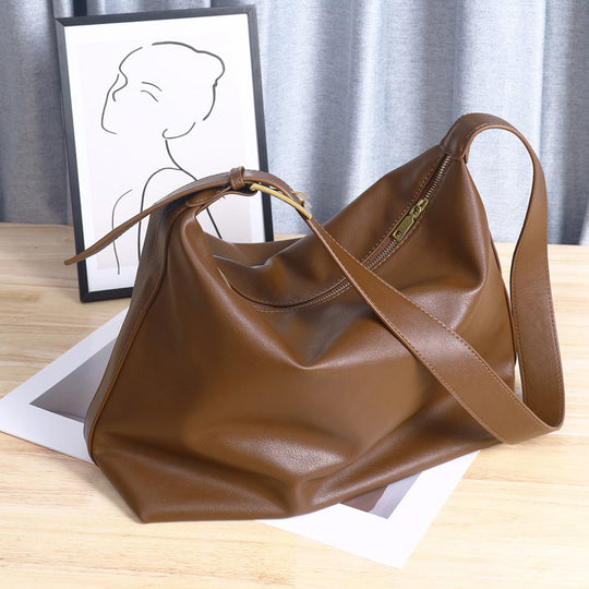 Damen Hobo-Tasche mit geschmeidigem Kunstleder und dezenten Goldakzenten Nord Taschen