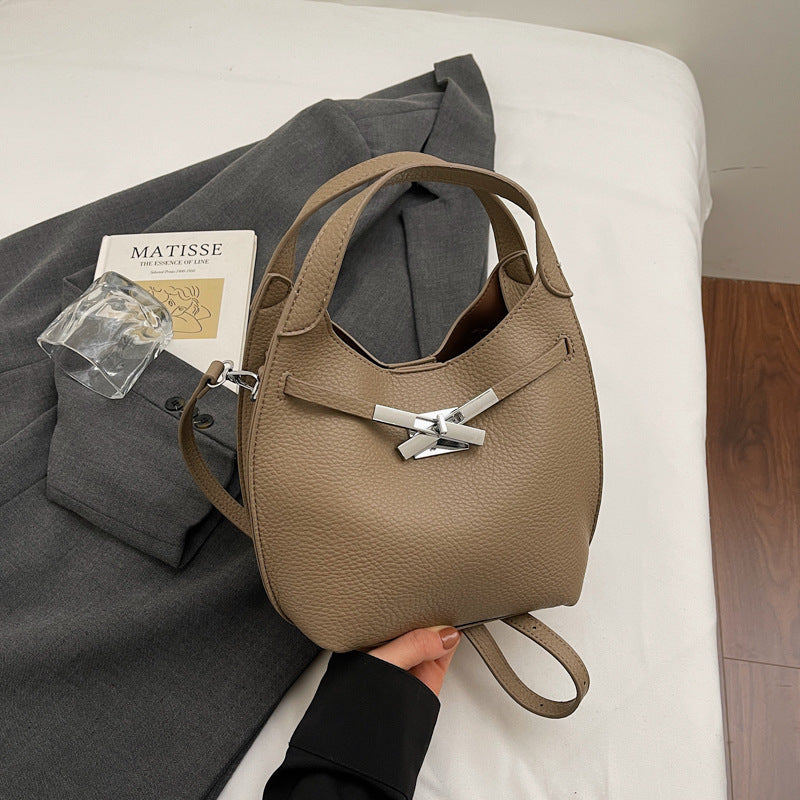 Damen stilvolle Schultertasche mit verspieltem Anhänger Nord Taschen