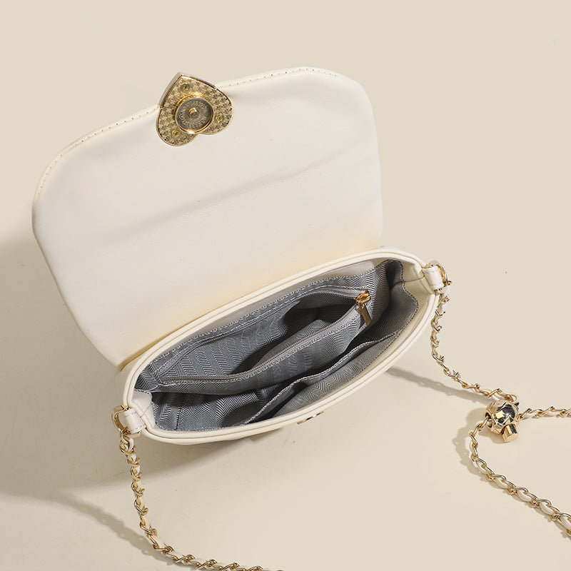 Damen Clutch-Tasche mit Herzverschluss und elegantem Kettenriemen Nord Taschen