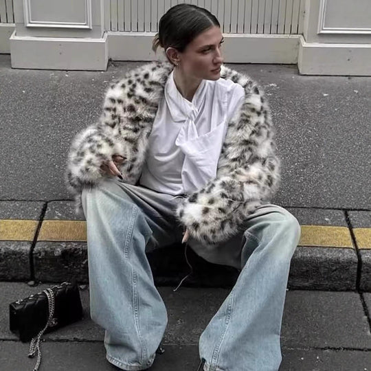 Damen Kurzjacke aus Kunstpelz im Dalmatiner‑Look mit kastiger Silhouette und weitem Schalkragen Nord Taschen