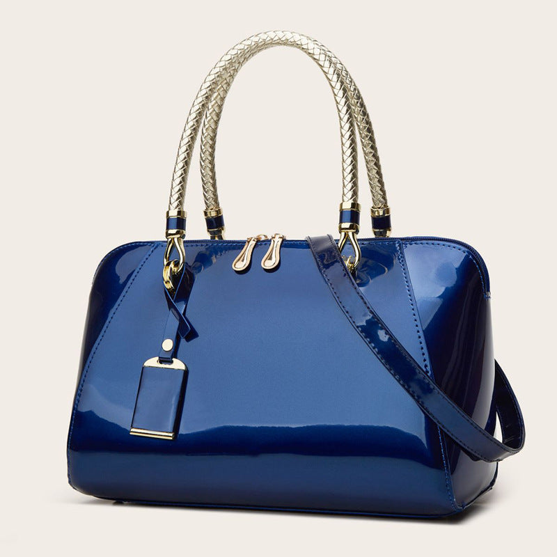Damen Handtasche mit eleganter Lackoberfläche und geflochtenen Griffen Nord Taschen