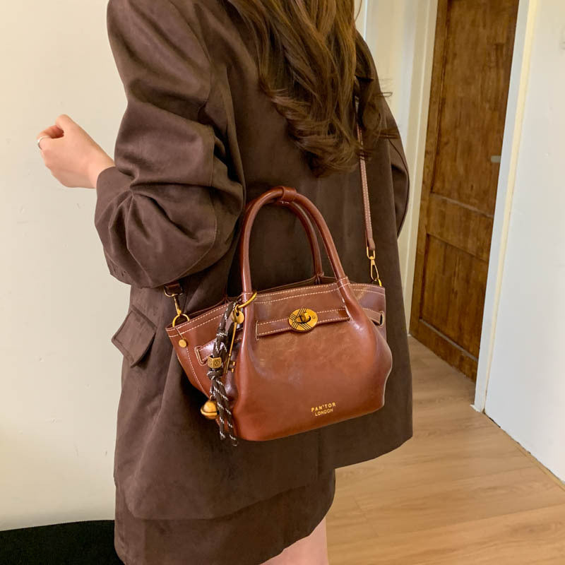 Damen Handtasche mit luxuriösem Leder und modischem Anhänger Nord Taschen