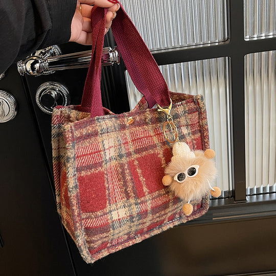 Damen Jute-Shopper Tasche mit stylisierten Karomuster und süßem Plüschanhänger Nord Taschen