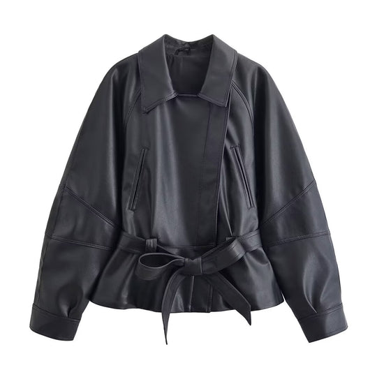 Damen Kurz geschnittene Lederoptik-Jacke mit Taillengürtel und Raglanärmeln Nord Taschen