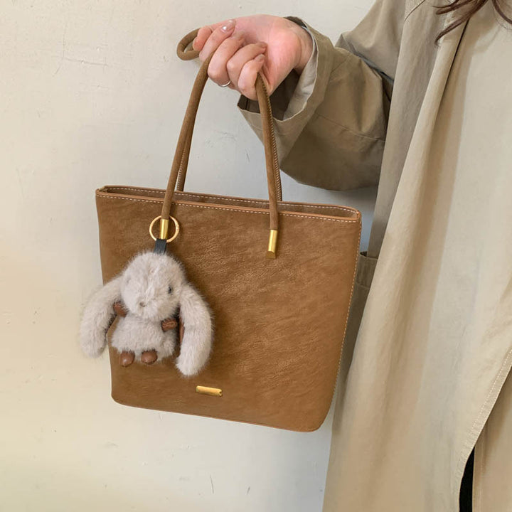 Damen modische Schultertasche aus hochwertigem Kunstleder mit verspieltem Plüschanhänger Nord Taschen
