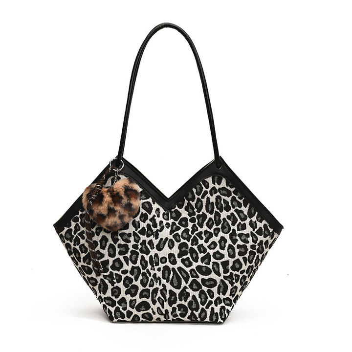 Damen Hobo-Tasche mit elegantem Leopardenmuster und praktischem Plüschanhänger Nord Taschen