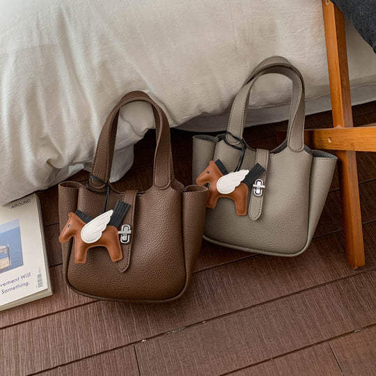 Damen Handtasche aus strukturiertem Kunstleder mit abnehmbarem Anhänger Nord Taschen