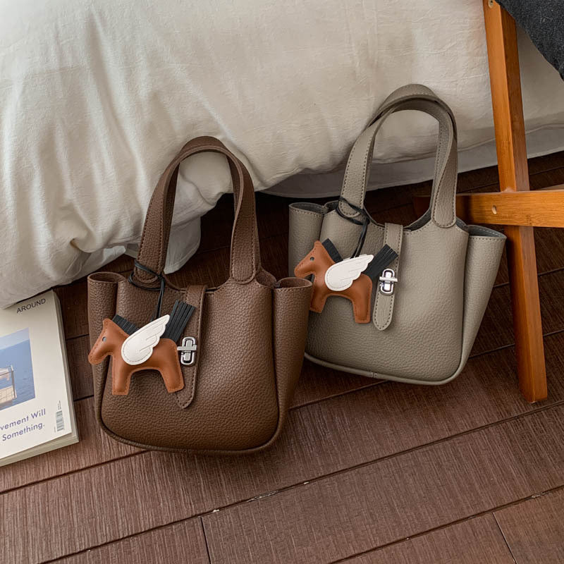 Damenhandtasche mit tierischem Anhänger Nord Taschen