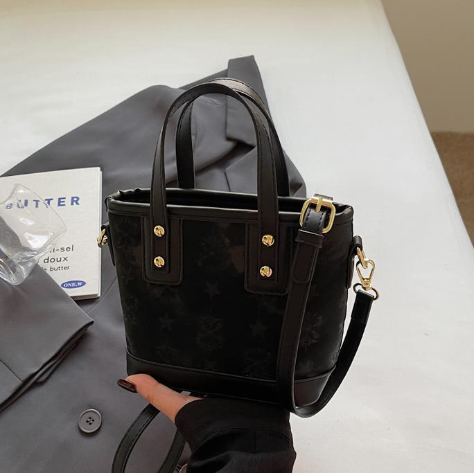 Damen Mini-Tasche im verspielten Design mit dekorativen Anhänger | Nord Taschen