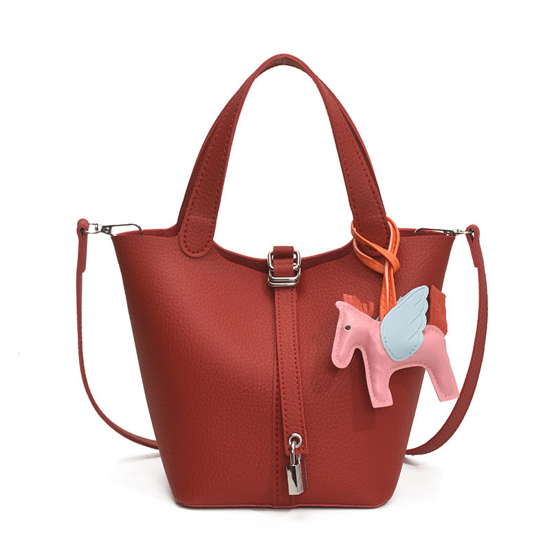 Damen praktische Handtasche mit niedlichem Anhänger Nord Taschen