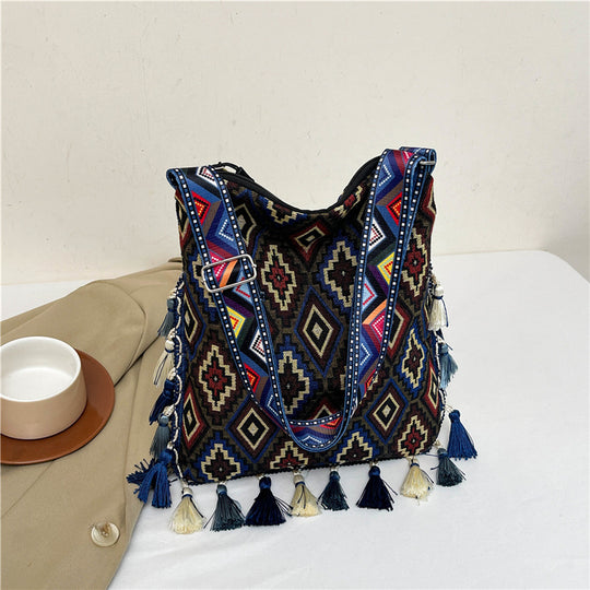 Damen Umhängetasche mit buntem geometrischen Muster und charmanten Quasten Nord Taschen