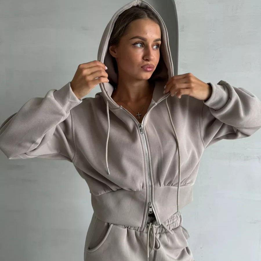 Damen gekürzte Zip-Kapuzenjacke mit formender Taillennaht und relaxed High-Waist Loungehose Nord Taschen