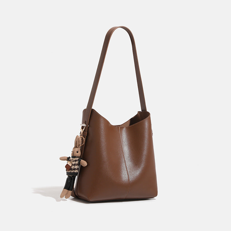 Damen Hobo-Tasche mit charmantem Detail und verspieltem Anhänger Nord Taschen