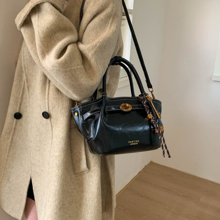 Damen Handtasche mit luxuriösem Leder und modischem Anhänger Nord Taschen