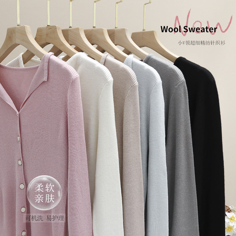 Damen Leichter Feinstrick-Cardigan mit offenem Hemdkragen und schimmernder Knopfleiste Nord Taschen