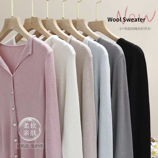 Damen Leichter Feinstrick-Cardigan mit offenem Hemdkragen und schimmernder Knopfleiste Nord Taschen