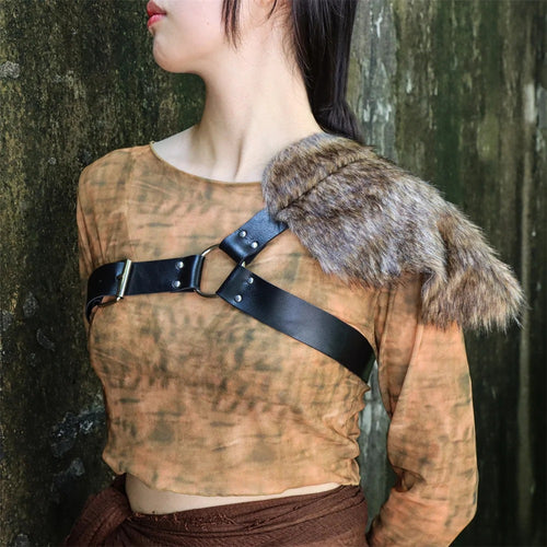 Herren asymmetrisches Schulterharness mit Kunstfell‑Schultercape und verstellbaren Lederriemen Nord Taschen