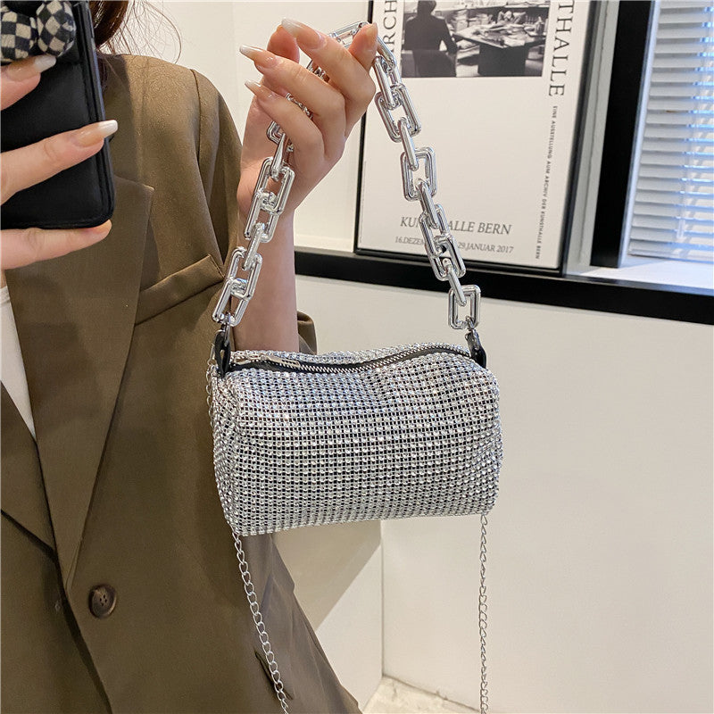 Damen schicke Umhängetasche mit funkelndem Strass und auffällig Kettenakzent Nord Taschen