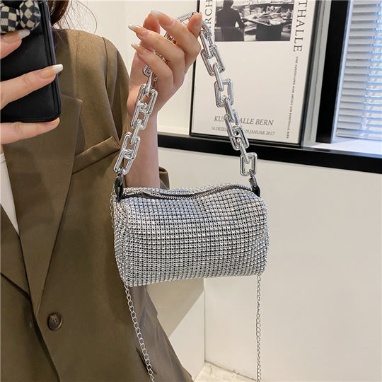 Damen schicke Umhängetasche mit funkelndem Strass und auffällig Kettenakzent Nord Taschen