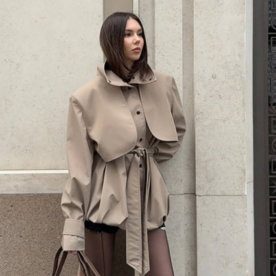 Damen Sculpturaler Boxy-Blouson mit hohem Stehkragen und gerafftem Volumenbund Nord Taschen