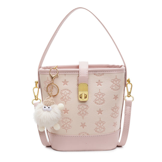 Damen modische Bucket-Tasche mit verspieltem Anhänger | Nord Taschen