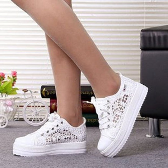 Damen Atmungsaktive Sneaker mit filigranem Mesh-Obermaterial und trendiger Plateausohle