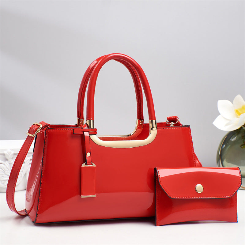 Damen Handtasche mit glänzender Oberfläche und elegantem Kettenakzent Nord Taschen