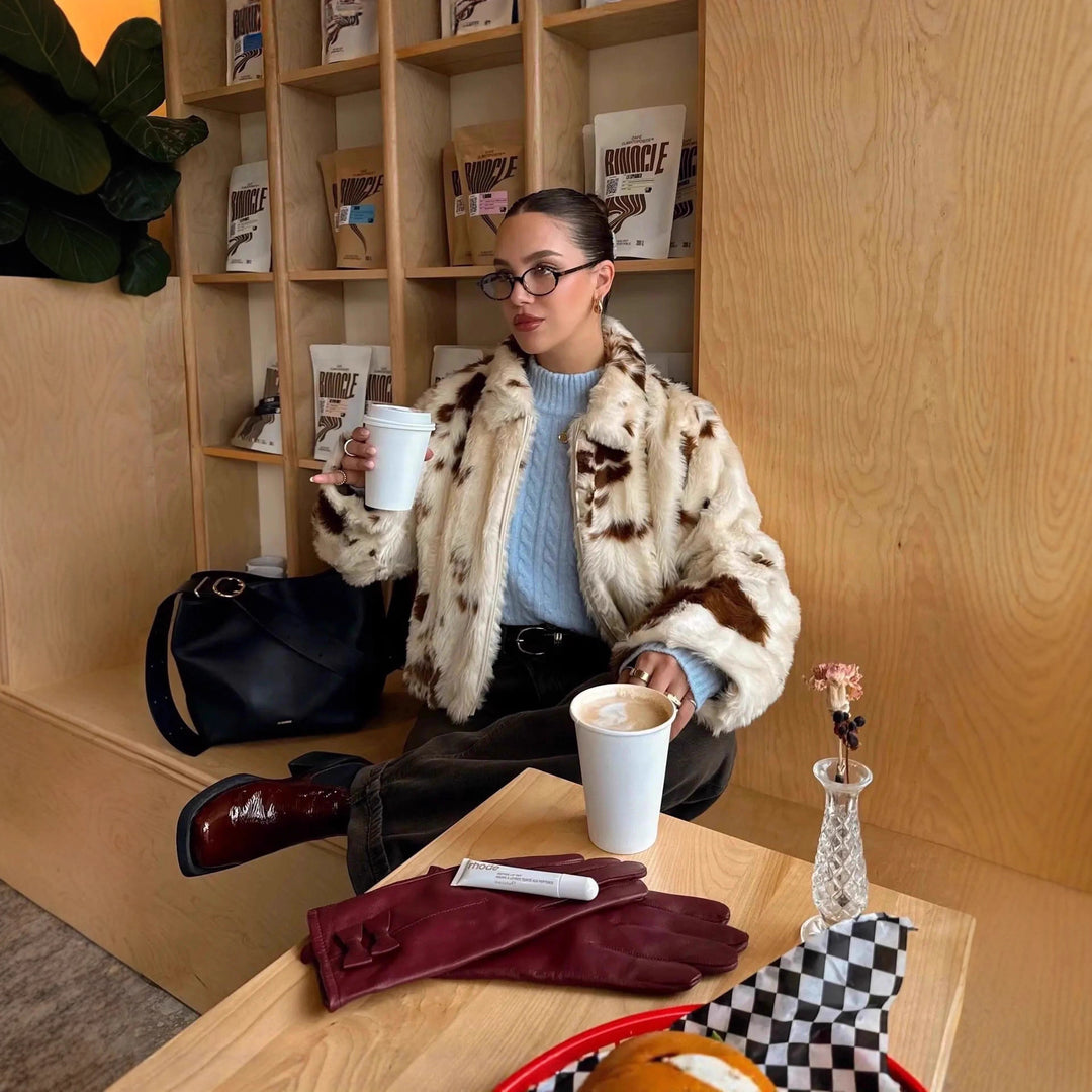 Damen Kurz geschnittene Cropped Kunstfelljacke mit Stehkragen und Fleckenmuster Nord Taschen