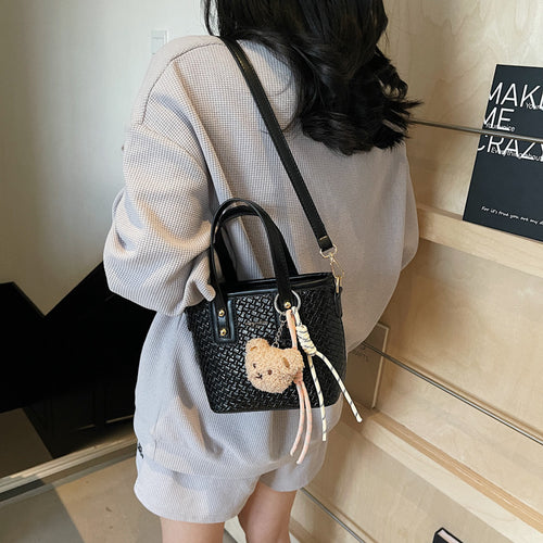 Damen Mini-Handtasche mit strukturiertem Design und flauschigem Anhänger | Nord Taschen