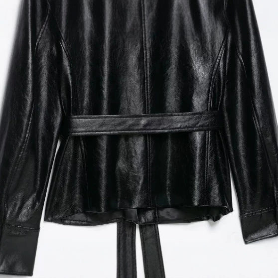 Damen Taillierte Wildlederjacke im Military‑Look mit Stehkragen, aufgesetzten Pattentaschen und verdeckter Knopfleiste Nord Taschen