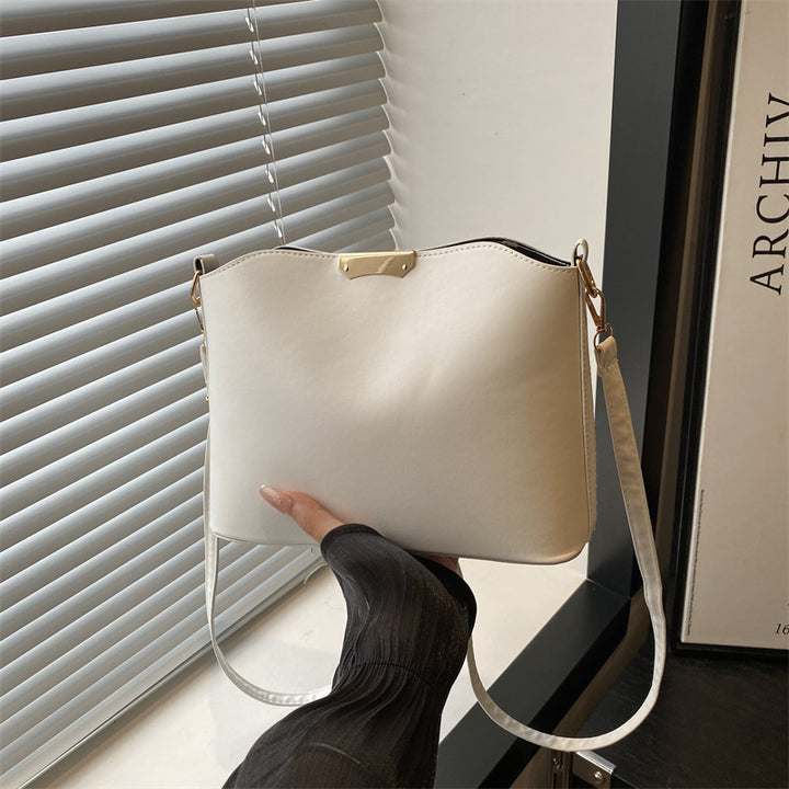 Damen klassische Umhängetasche mit elegantem Metallverschluss Nord Taschen