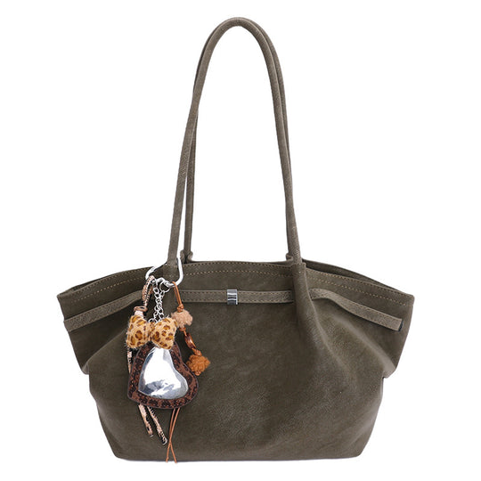 Damen Schultertasche aus hochwertigem Kunstleder mit dekorativem Anhänger Nord Taschen