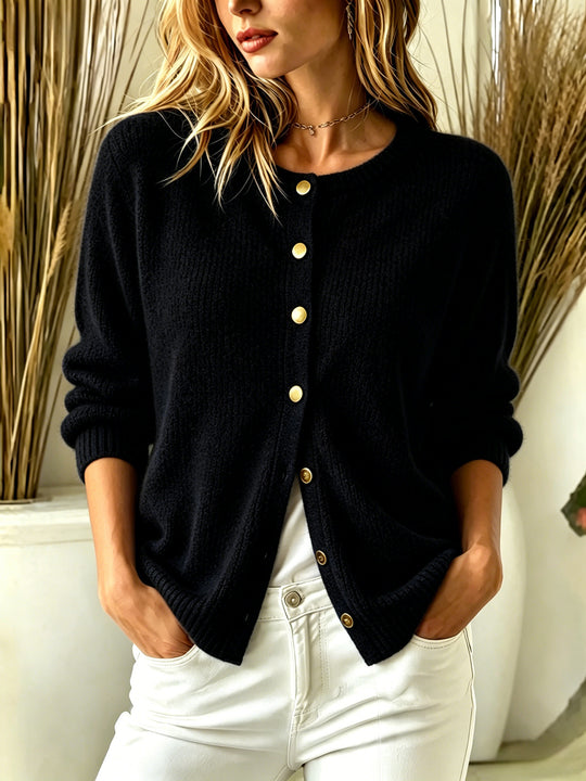 Damen Kuscheliger Strickcardigan mit Rundhalsausschnitt und goldenen Zierknöpfen Nord Taschen
