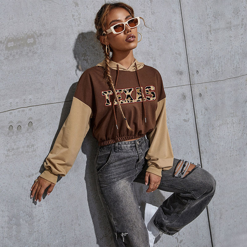 Damen Kurzgeschnittener Kapuzenpullover mit Teddy‑Print, Colorblock‑Ärmeln und elastischem Saum Nord Taschen