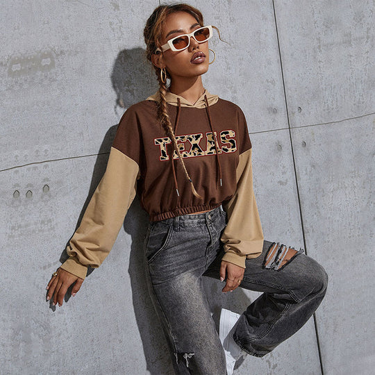 Damen Kurzgeschnittener Kapuzenpullover mit Teddy‑Print, Colorblock‑Ärmeln und elastischem Saum Nord Taschen