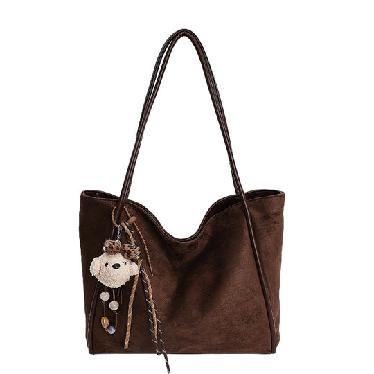 Damen Schultertasche aus weichem Veloursleder mit charmantem Detail Nord Taschen