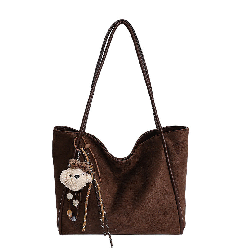 Damen-Handtasche aus weichem Wildleder mit verspieltem Anhänger Nord Taschen