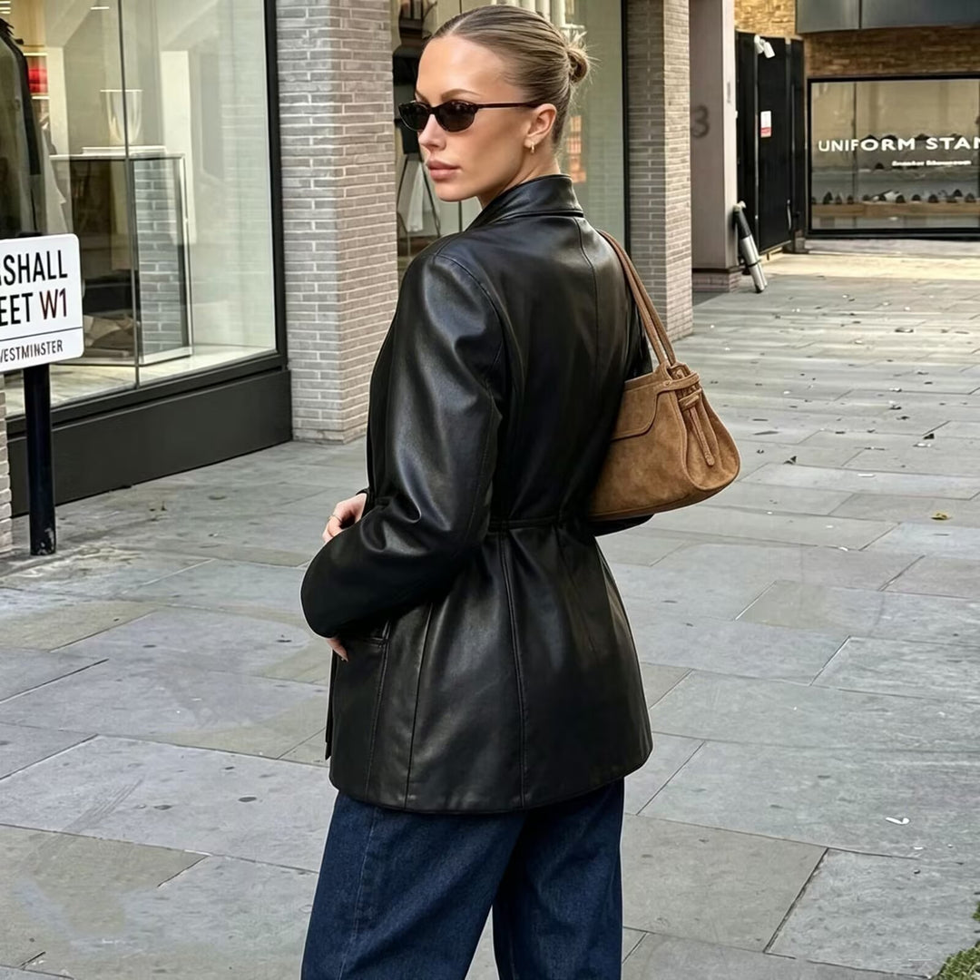 Damen Langer taillierter Blazer‑Mantel aus veganer Lederoptik mit fallendem Schalkragen und Doppelknopf-Leiste Nord Taschen