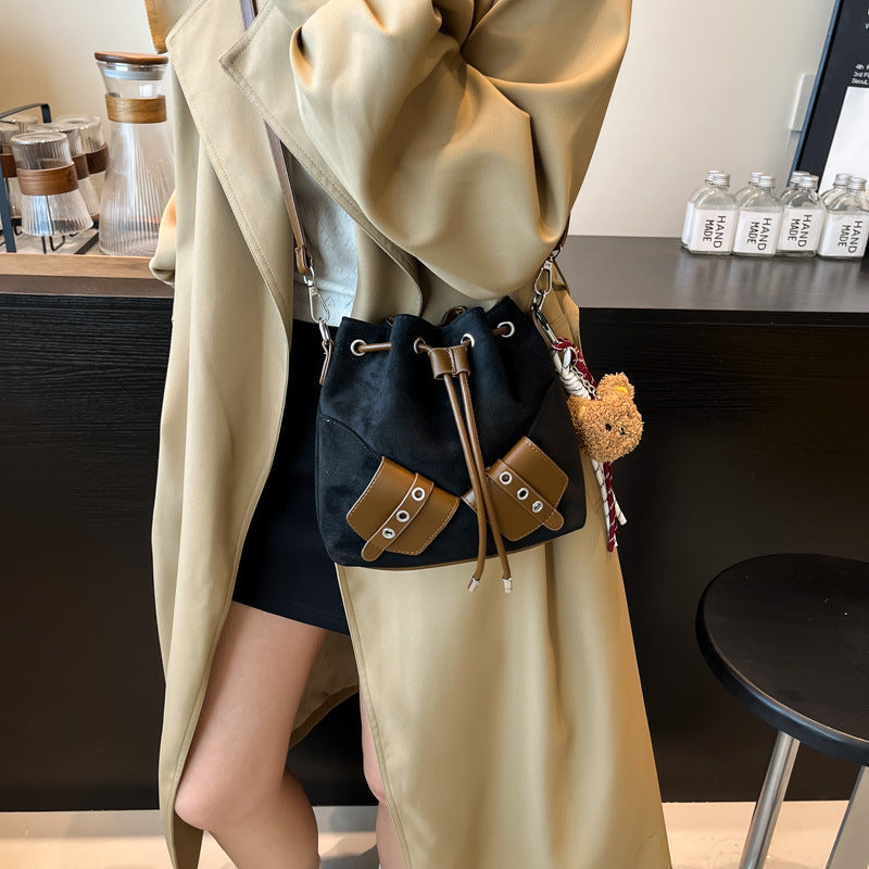Damen Beuteltasche aus hochwertigem Veloursleder mit verstellbarem Schulterriemen Nord Taschen