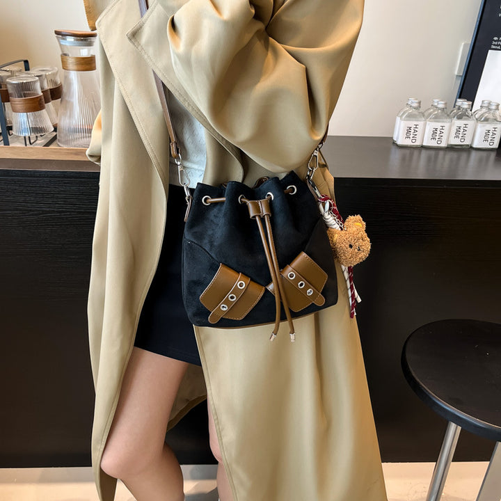 Damen Beuteltasche aus hochwertigem Veloursleder mit verstellbarem Schulterriemen Nord Taschen