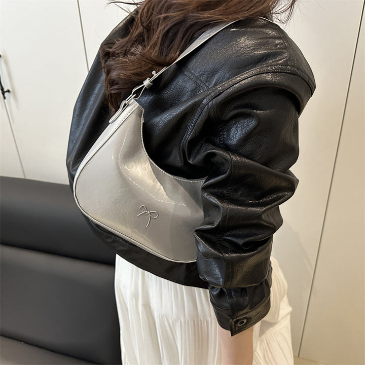 Damen Hobo-Tasche aus glänzendem Kunstleder mit dekorativem Schleifendetail Nord Taschen