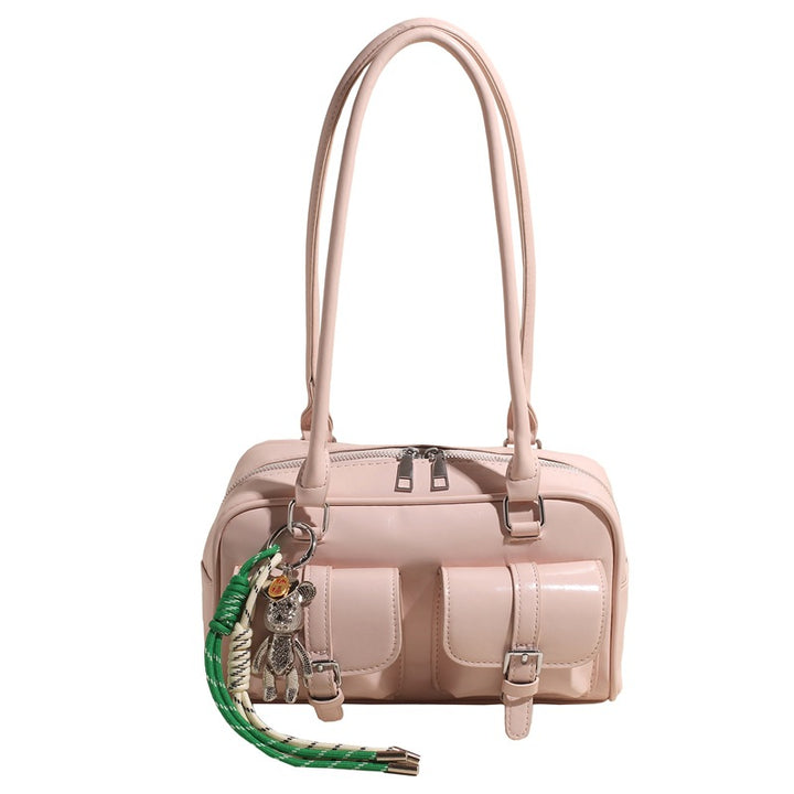 Damen Handtasche im modernen Taschenformat mit charmanten Anhängern | Nord Taschen