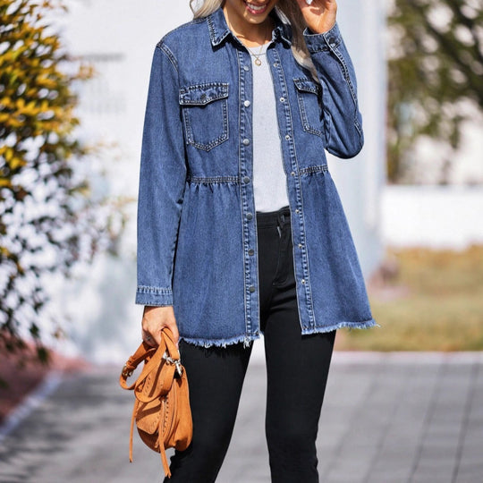 Damen taillierte Longline-Denimjacke mit geraffter Taille, Druckknopfleiste & ausgefranstem Saum Nord Taschen