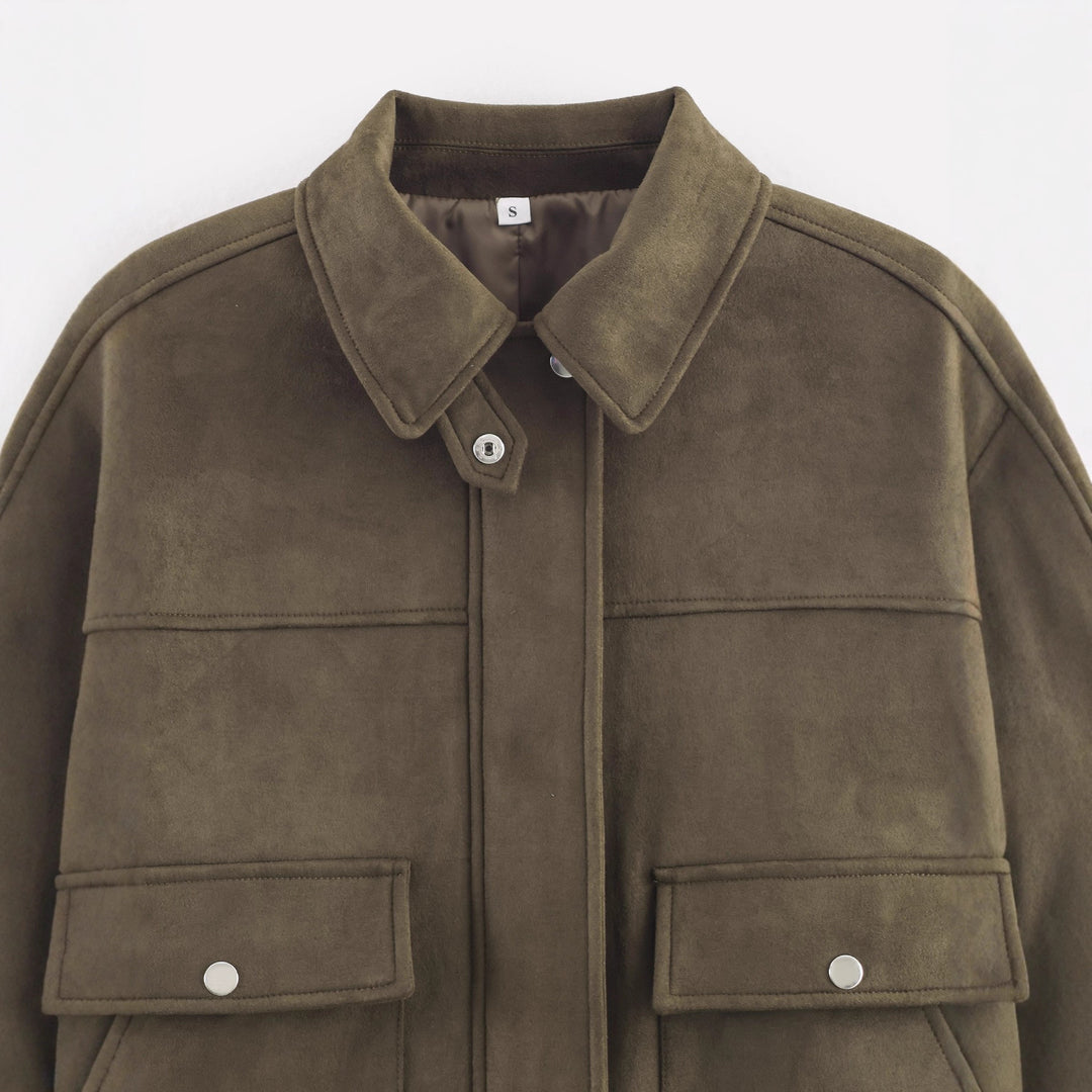 Damen Kurz geschnittene Wildlederoptik-Utility-Jacke mit aufgesetzten Klappentaschen Nord Taschen