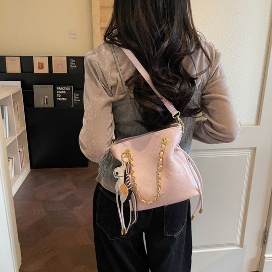 Damen moderne Hobo-Tasche mit eleganten Kettenakzenten und verspieltem Anhänger Nord Taschen
