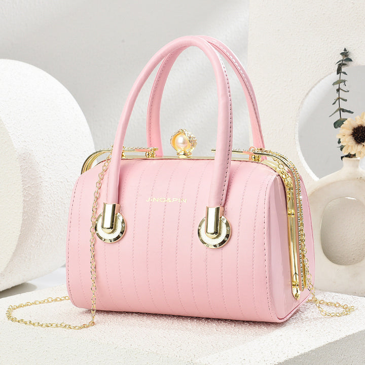 Damen elegante Handtasche im modernen Design mit goldenen Details Nord Taschen